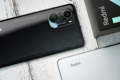 Лидер Xiaomi наконец показал новые флагманы Redmi вживую в чёрном и белом цветах