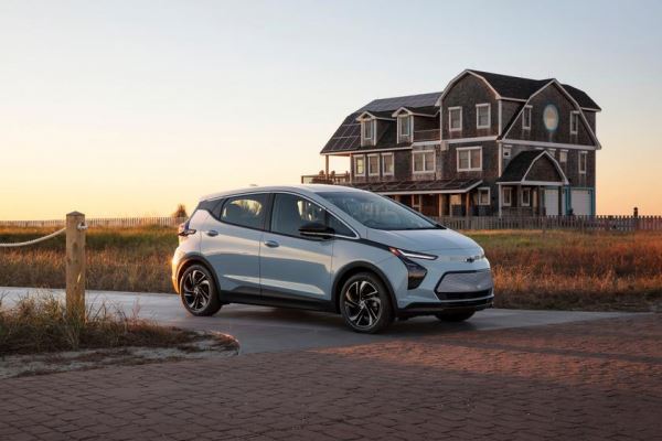 
						General Motors представила Chevrolet Bolt 2022: две версии, запас хода до 416 км, быстрая зарядка и цена от $31 995
					