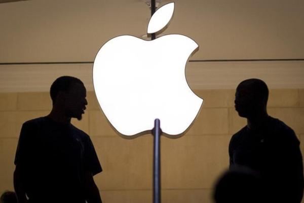 
Bloomberg: Apple выпустит беспроводной магнитный аккумулятор для смартфонов
