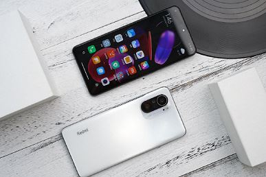 Лидер Xiaomi наконец показал новые флагманы Redmi вживую в чёрном и белом цветах