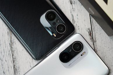 Лидер Xiaomi наконец показал новые флагманы Redmi вживую в чёрном и белом цветах